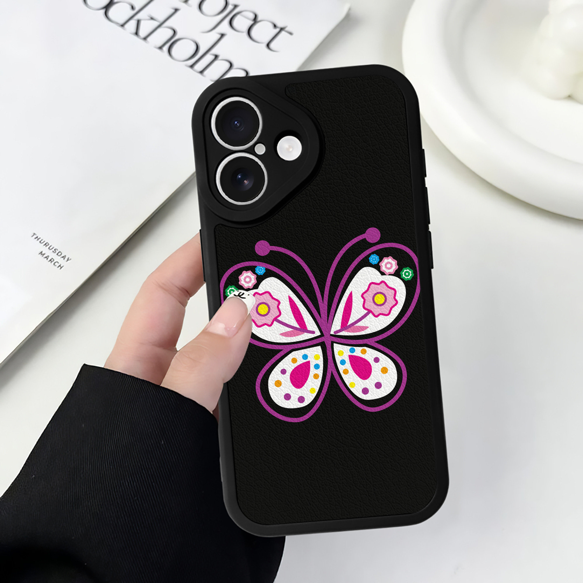（画像用） Hello Kitty ハローキティ 【iPhone 16シリーズ対応】シリコンスマホケース（レザー調） 材質：シリコン